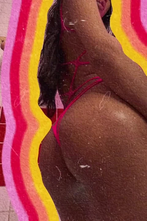 Ladyboy Faafaa götünü oyuncak gibi kullanıyor ve götünü açıyor.