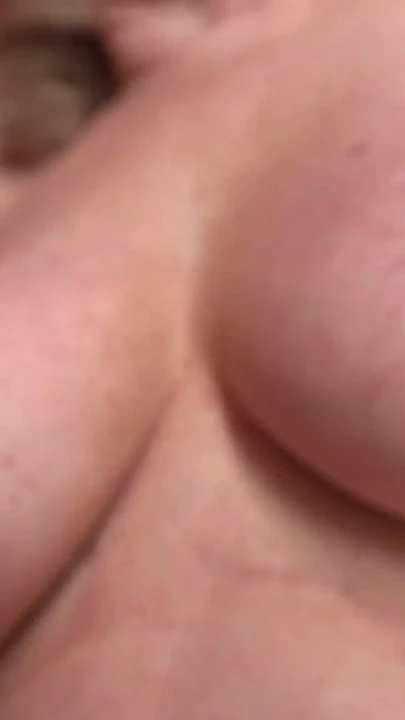 69 yaşındaki iri memeli GILF Üvey Annen Louise Seni Olgun Porno İzlerken Yakalıyor | Bölüm 2