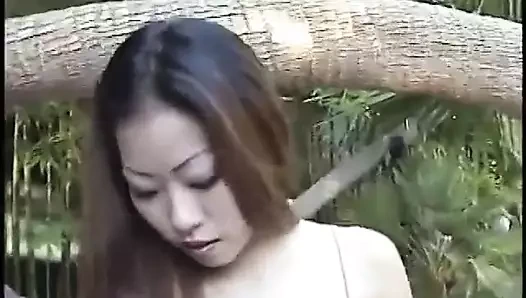 Azgın sürtük Sandy dudaklarını bir yarağa sarıyor ve havuz kenarında döl yutuyor