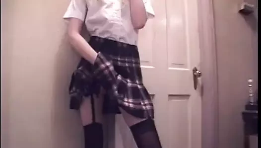 Ateşli sarışın lezbiyen büyük seks oyuncaklarıyla sikişmeden önce kız arkadaşının amını yalıyor