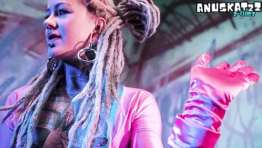 Tam kollu dövmeli koyu gotik hatun dp'nin götünü ve amını tek başına - terli oyuncak sikişiyor ve götten ağza