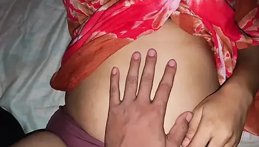 Orta yaşlı seksi kadın kocasını otel odasında genç bir erkek arkadaşıyla aldatıyor