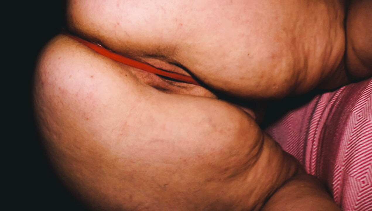 Seksi orta yaşlı seksi kadının amını görmene izin veriyor, gel ve mastürbasyon yapıyor