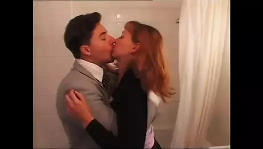 Güzel genç sürtük otel odasında büyük yarakla götten sikiliyor ve ağzına boşalıyor