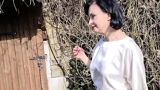 Wanilianna bahçede seni azdırıyor. İlkbahar etrafta her yerde, çiçekler çiçek açıyor ve yapay penisinin kullanılması gerekiyor