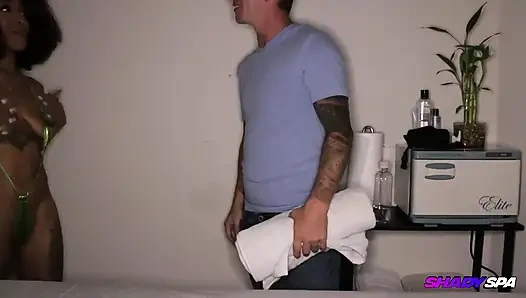 Mena'nın yaramaz masajı mastürbasyon