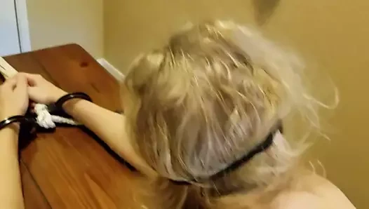 Olgun sarışın oyuncak içinde esaret