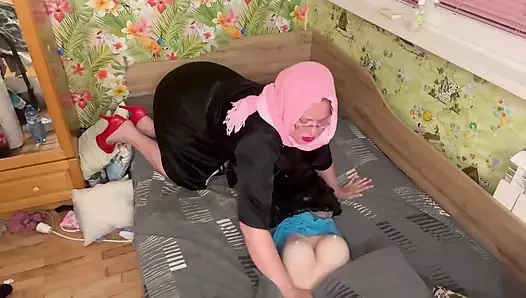 Kraliçe tesettürlü ayak fetişi, oral seks ve travesti ile han muamelesi
