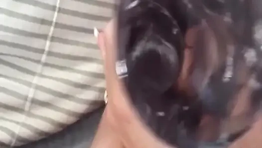 Sarışın orta yaşlı seksi kadın deliklerini genişlettiriyor ve dolduruyor