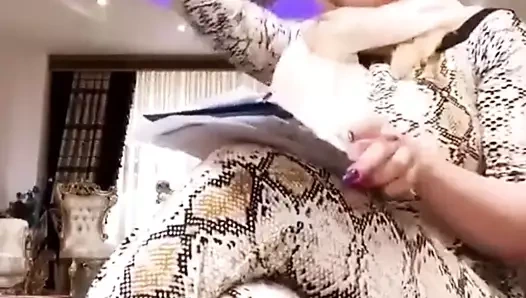 Sıcak bacaklar ile muhteşem güzel sarışın İranlı kız