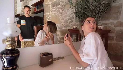 yüz biter yakın çekim KEDİ yalama üzerinde tuvalet masası, 4k