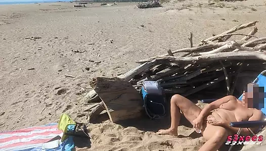 Beach in Cap d'Agde - She dildos her pussy in front of strangers - Exhibition