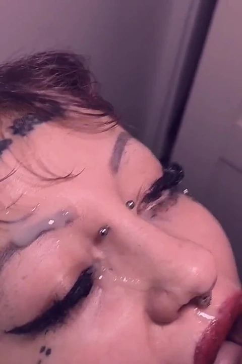 Tombul yüze boşalma gotik tombul kız