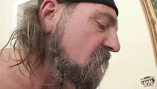 Esmer tatlım Payton iç çamaşırını kaybediyor, emiyor ve üç büyük biniyor ve iki birden alıyor