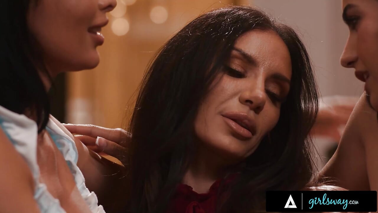 Girlsway - müdür Remy Rune orta yaşlı seksi kadın Anissa Kate'i üvey kızı Isa Bella tarafından yenilirken yakalıyor