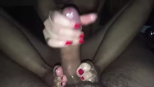 Kırmızı çivi handjob ve ayaklar boşalmak