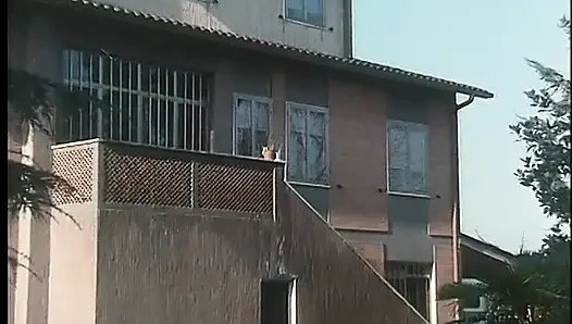 Edepsiz orta yaşlı seksi kadınla açık havada klasik anal seks