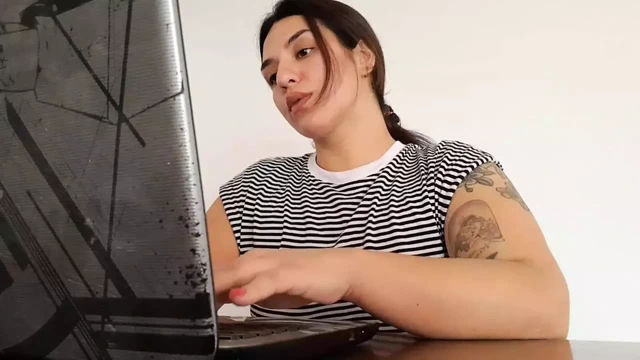 Seksi latin çalışırken kokmuş osurukları yırtıyor!