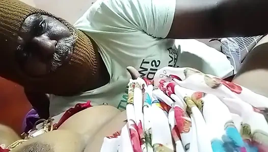 Hintli kadın ile oynuyor