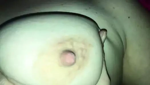 Büyük sarkık göğüsleri üzerinde meme ucu çekin!