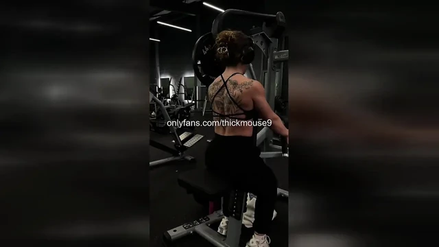 Tiktok genç kızın amcık kayması: kazara bakire maruziyeti!