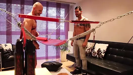 Alttaki baba Benedictux sert bir şekilde Viktor Rom tarafından prezervatifsiz sikiliyor