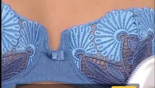 Kıllı sarışın dildoyla oynuyor