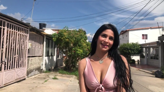 Yeni ateşli komşumla tanıştım, evimin penceresinden sürekli bana bakıyor, erkek arkadaşına sadakatsiz olmak istiyor