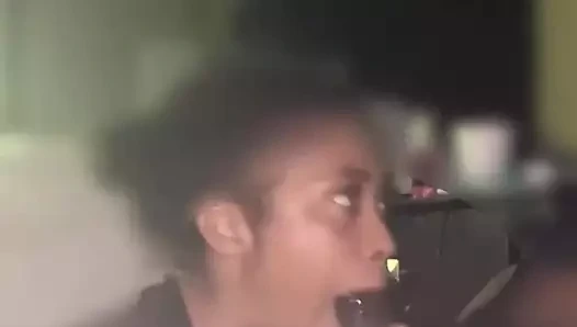 Güzel Alman piliç daha önce hiç olmadığı kadar büyük zenci yarağı alıyor. Bana yol verme şekli - şaşırmıyorum