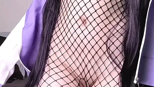 Pijamalı, küçük göğüslü okul kızı mastürbasyon yapıyor ve orgazm oluyor