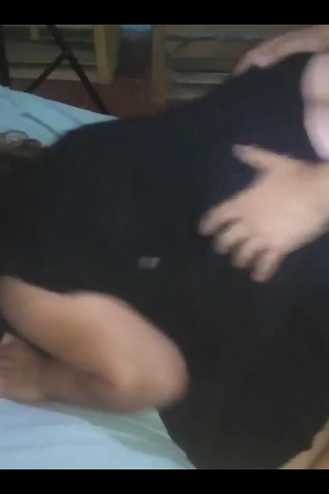 Oğlan siyah elbiseli kızı sikiyor