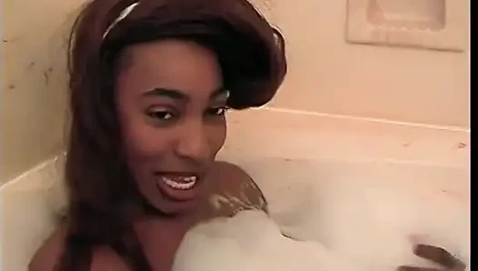 Sıska zenci kız mullet'teki adam tarafından sikiliyor