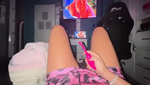 Watching hentai porn heats her up a lot, her pussy we want the one in the can