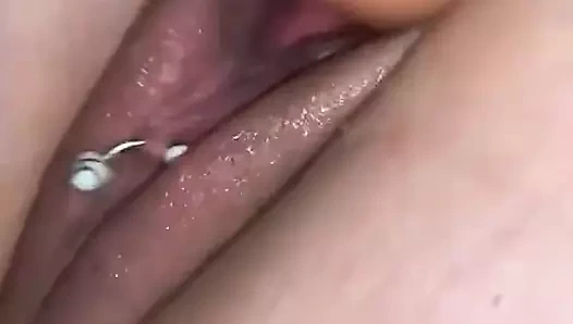 Sikiş makinesi tarafından sert sikiliyor