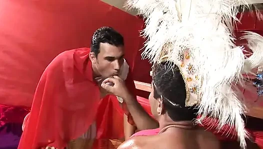 İki kostümlü eşcinsel sert sikişiyor