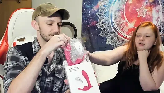 Animour külot dildo kutularını açıp mastürbasyon yapıyor