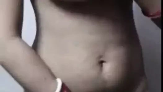 Büyük göğüsler kendini hissediyor ve seksi vücuduyla eğleniyor