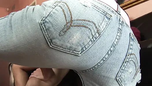 Jordan kanepede eğilip arkadan almak istiyor