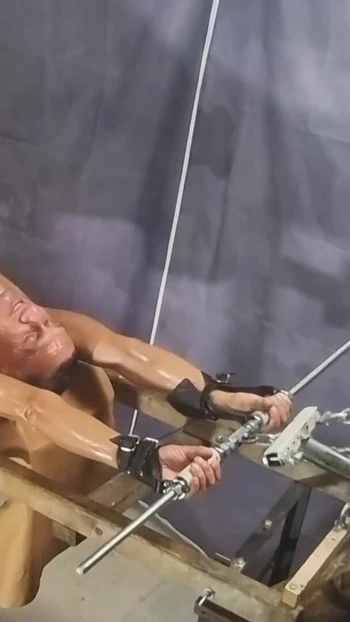 Незабываемый момент от "Пытка члена и фетиш-игра леди Лианы с Мартином на стойке"