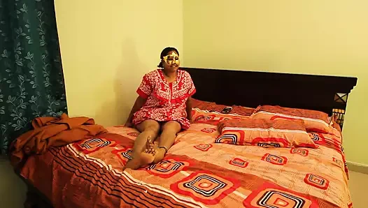 Olgun büyük memeli mallu Hintli orta yaşlı seksi kadın mastürbasyon yapıyor