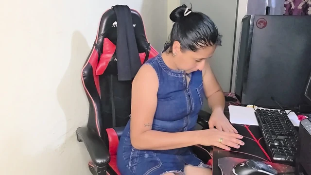 Красивая мачеха с тугой киской мастурбирует на ее игровом кресле