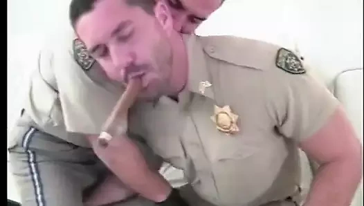 Olgun polis aygır kek sakso çekiyor ve sikiliyor