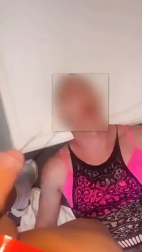 Полная унижение для CD Marty - грубо трахнули дилдо и писают в рот транссексуал