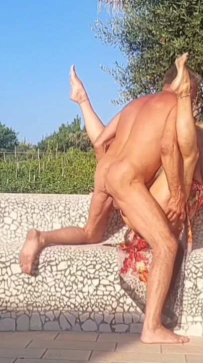 Seksi sarışın amatör olgun karı dışarıda poz verip seks yapıyor | Bölüm 2