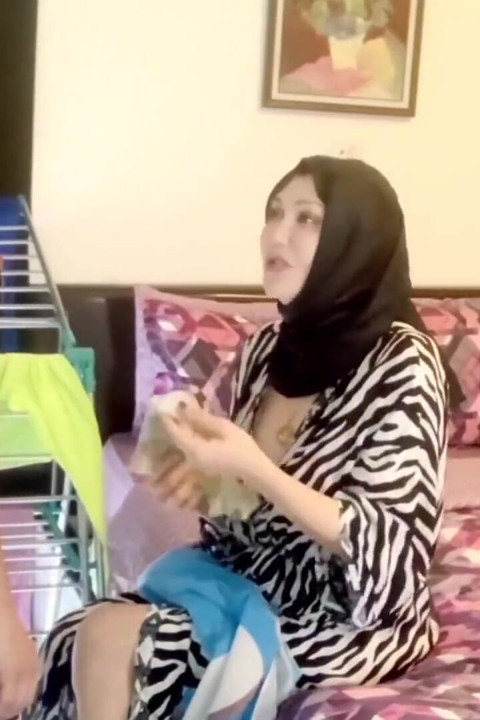 Aldatılan üvey erkek kardeşim reddetmeme rağmen beni kıskandırmaya çalışıyor