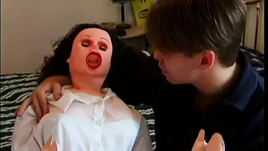 Azgın adamın şişirme bebeği canlanıyor ve onu yatakta sikiyor