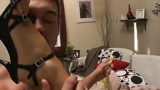 Sevimli orta yaşlı seksi kadın domalıyor ve erkeğinin yumuşak götlü hatunu öpmesine izin veriyor