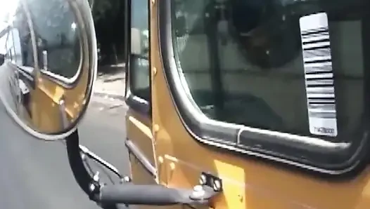 Olgun esmer vahşi yolculukta zonklayan yarakla genişliyor