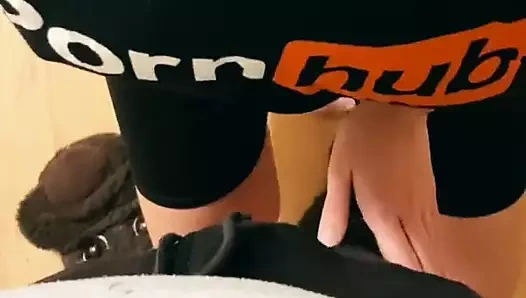 Büyük götlü bir kızı yerde sikiyor