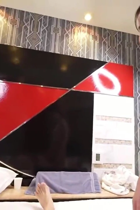 Oyuncu baştan çıkarıcı kadın her sınırı zorlayan bir seansta kesintisiz azdırıyor ve kontrol ediyor